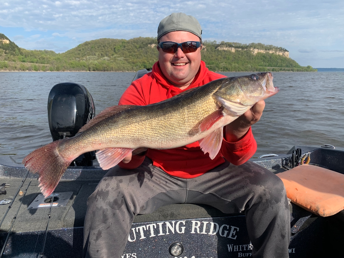 LODGING - WALLEYE FISHING - WHITETAIL HUNTS